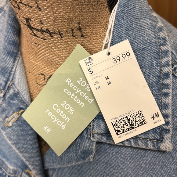 NWT H&M light blue jean jacket. All functional pockets and button cuffs. Medium. - Picture 13 of 16